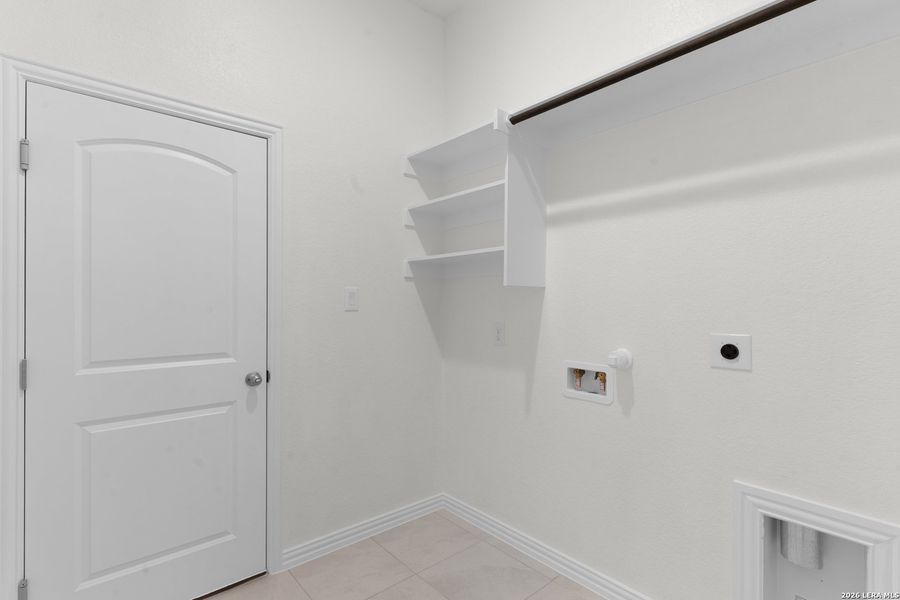 Spacious, unfurnished interior of a new home in The Crossvine, Schertz (Image 20).