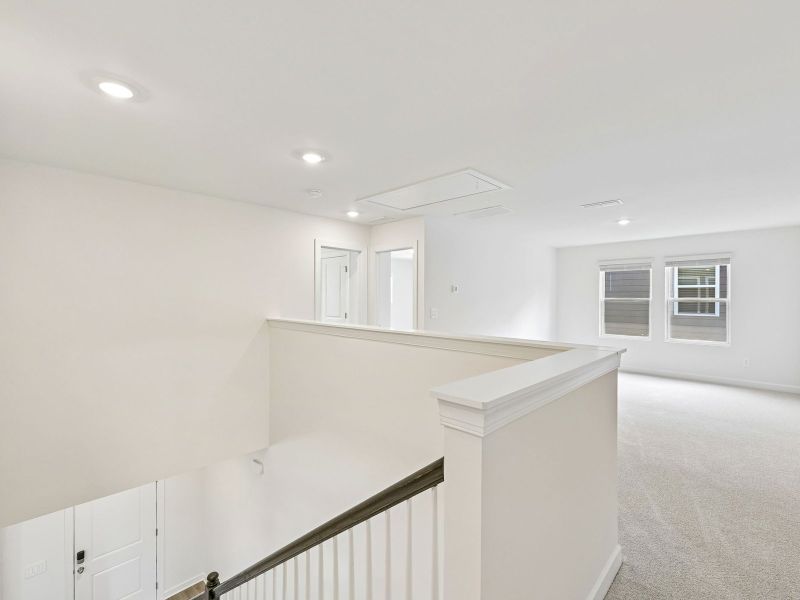 Spacious, unfurnished interior of a new home in Buffalo Ridge, Newton (Image 15).
