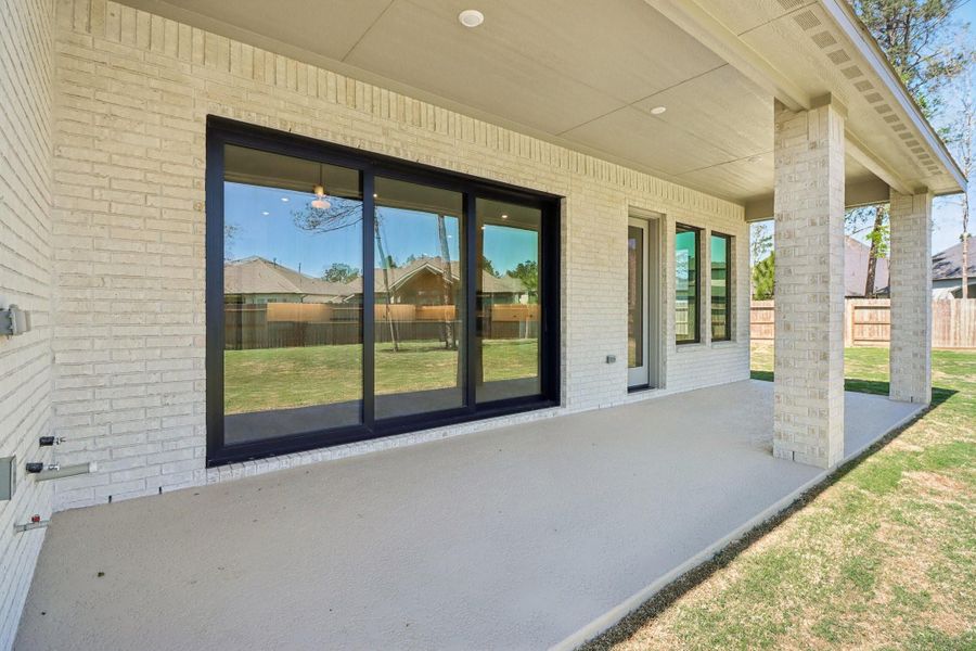 Exterior details and patio area of a home in Evergreen 60', Conroe (Image 22).