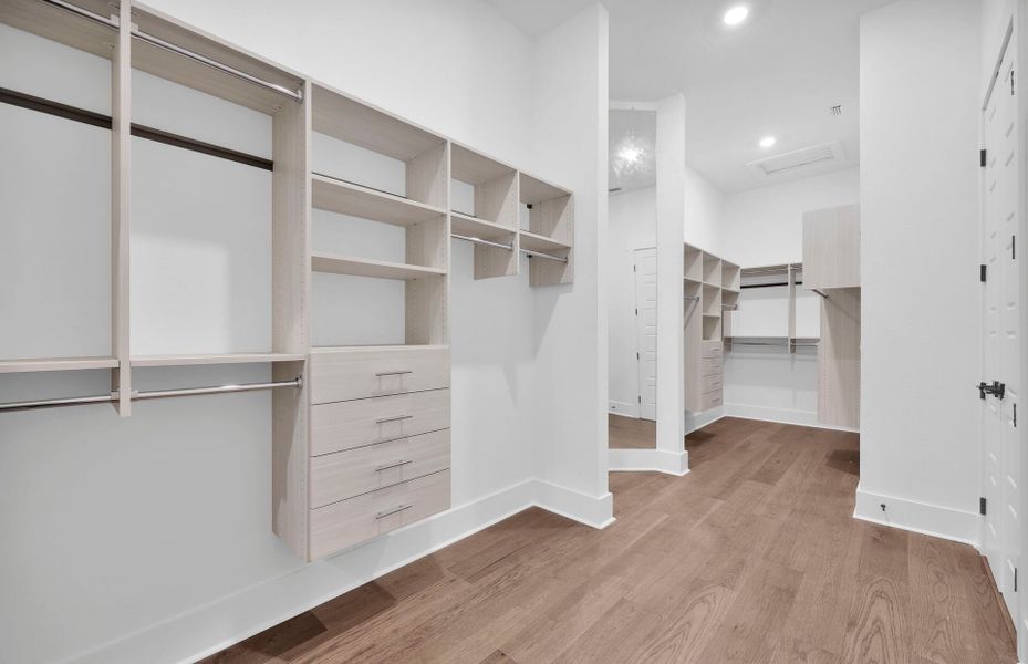 Livingston II | Owner's Walk-In Closet