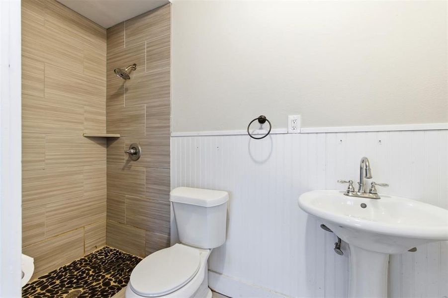 Furnished interior view inside a new home in , Cleburne (Image 8).