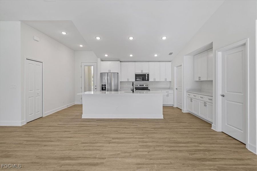 Spacious, unfurnished interior of a new home in Cape Coral, Cape Coral (Image 13).