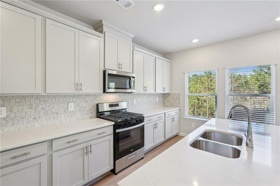 Furnished interior view inside a new home in Ivey Township, Dallas (Image 12).