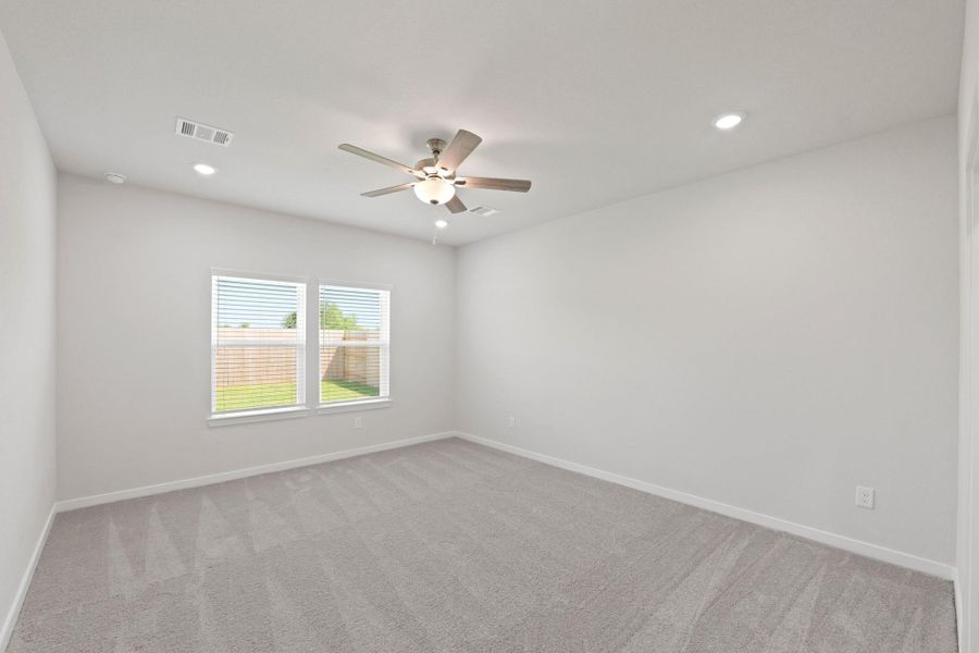 Spacious, unfurnished interior of a new home in River Ranch Trails, Dayton (Image 14).