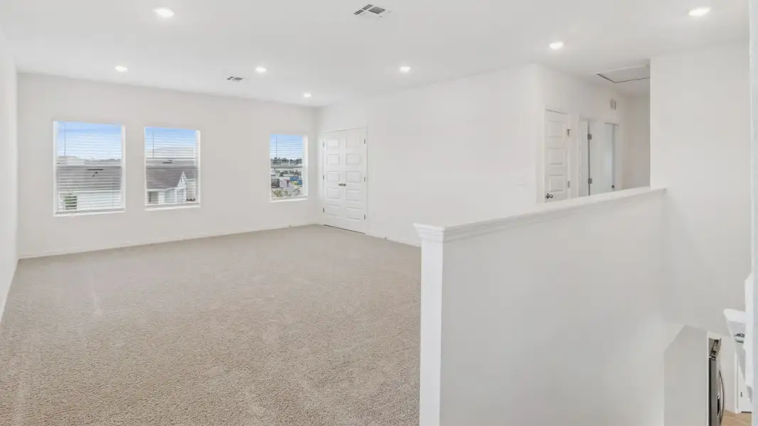 Representative unfurnished interior of a home built from the Coral by D.R. Horton in Hawthorne Ranch, Lakeland (Image 32).