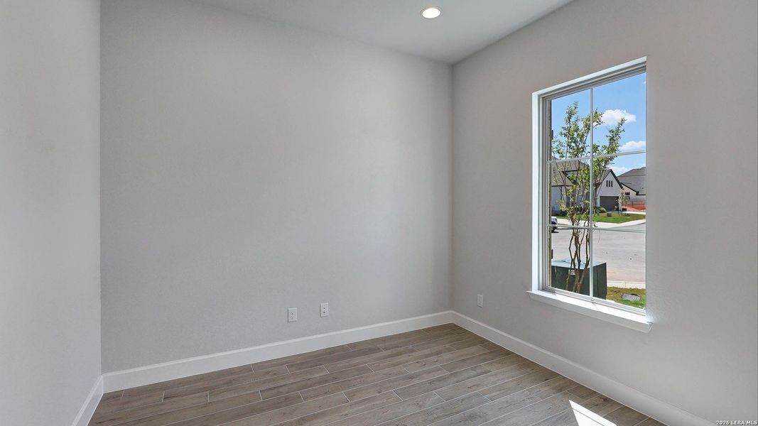 Spacious, unfurnished interior of a new home in Ladera, San Antonio (Image 25).