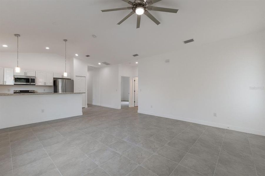 Spacious, unfurnished interior of a new home in , Bradenton (Image 11).