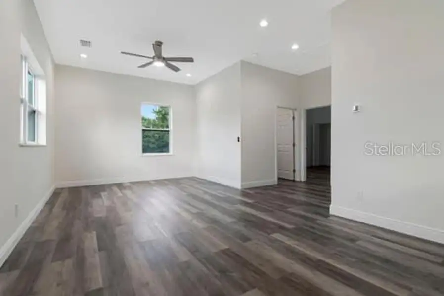Spacious, unfurnished interior of a new home in , Tampa (Image 16).