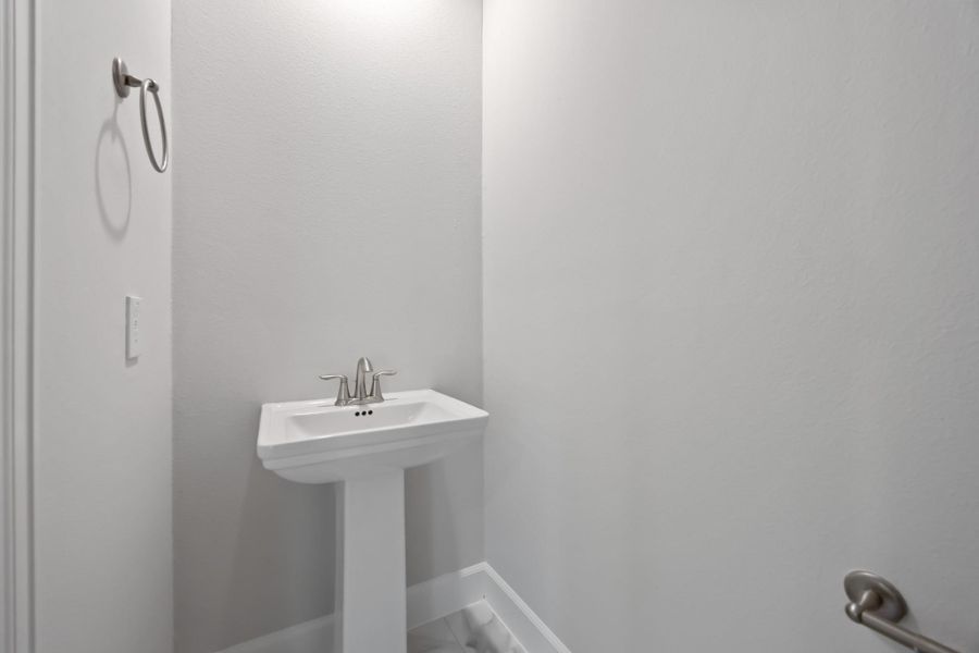 Guest-ready with a touch of glam. This powder bath feels elevated but never overdone—just the right balance of crisp and cool.