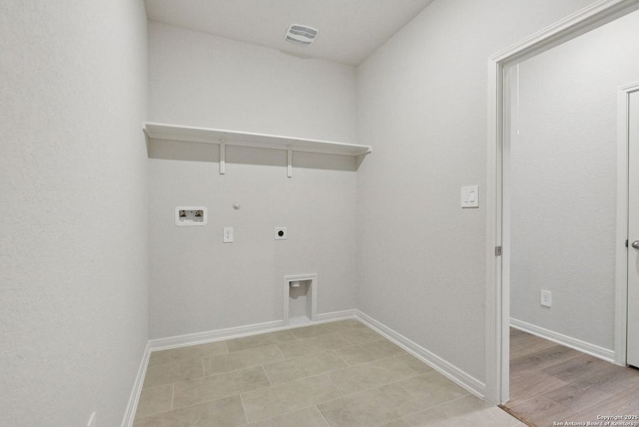 Spacious, unfurnished interior of a new home in Fox Falls, Boerne (Image 37).