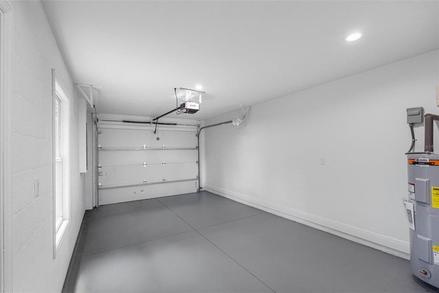 Spacious, unfurnished interior of a new home in , Tampa (Image 34).