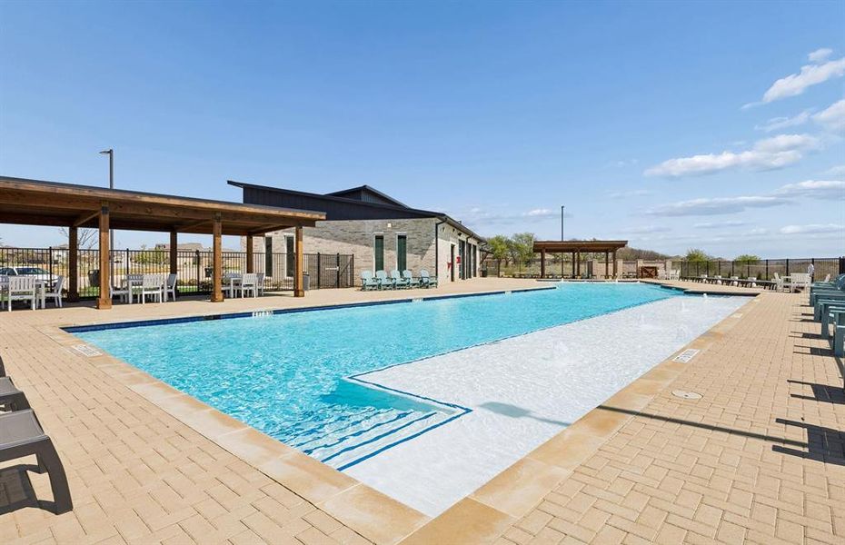 Beautiful Pool with shaded areas Beautiful Pool with shaded areas