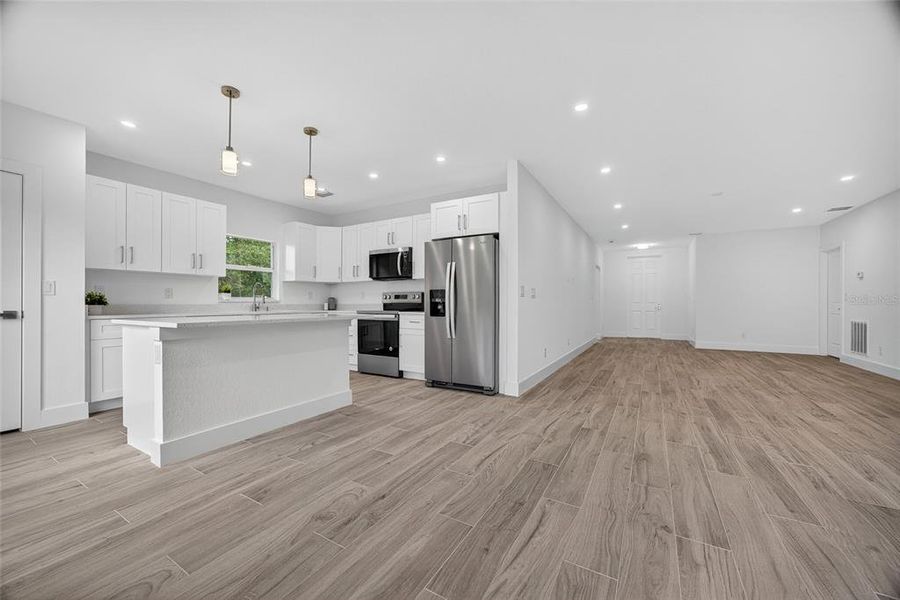 Spacious, unfurnished interior of a new home in , Port Charlotte (Image 15).