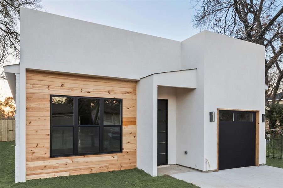 Exterior details and patio area of a home in , Dallas (Image 15).