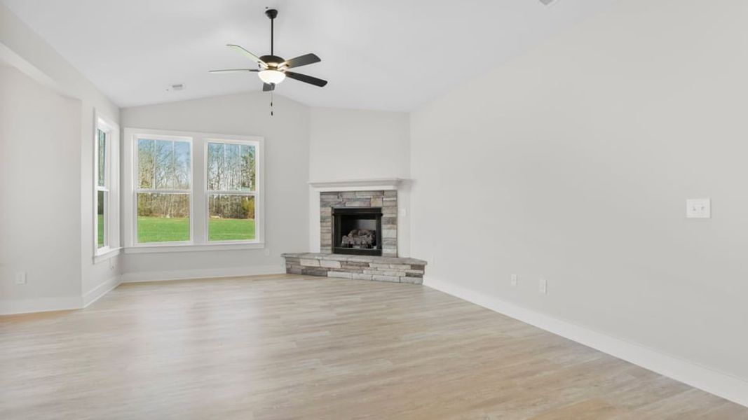Spacious, unfurnished interior of a new home in Shadowood, Seneca (Image 18).