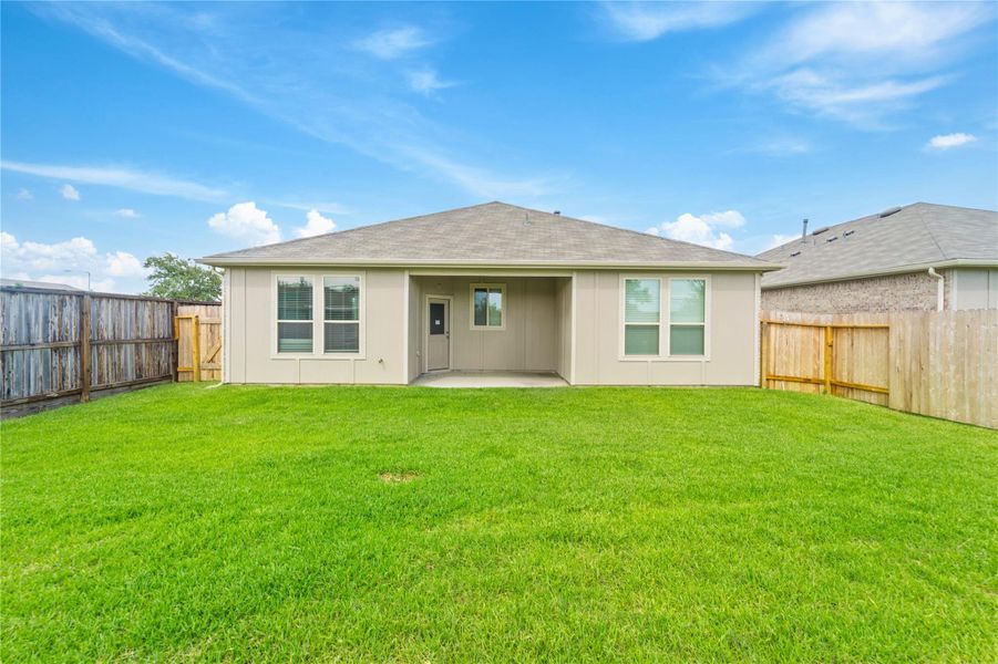 Exterior details and patio area of a home in Mustang Ridge, Alvin (Image 4).