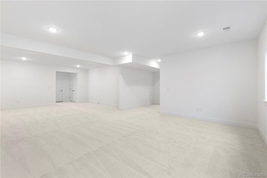 Spacious, unfurnished interior of a new home in Montaine, Castle Rock (Image 29).