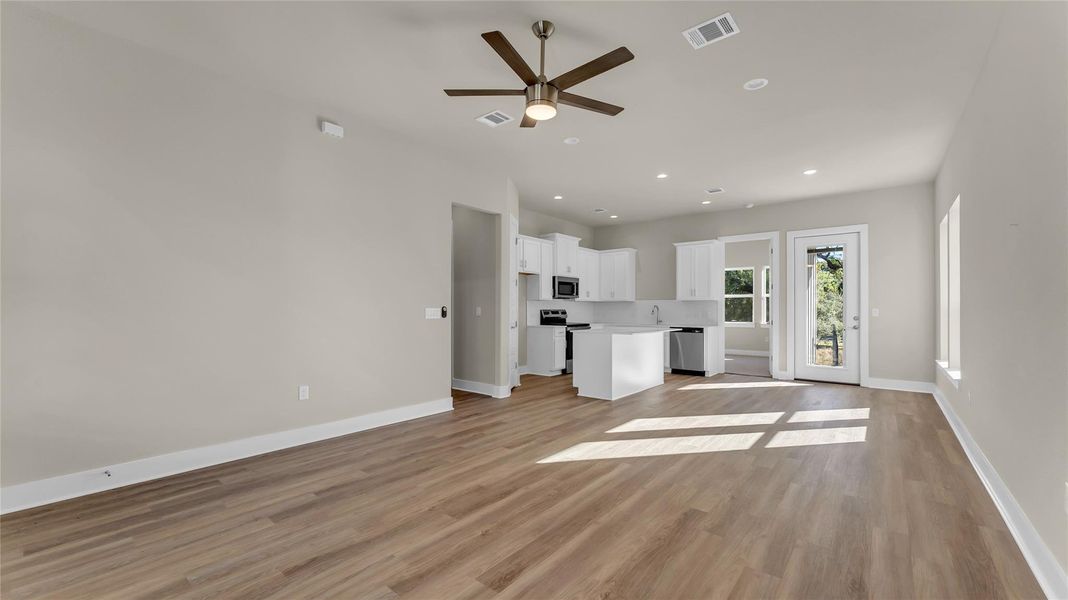 Spacious, unfurnished interior of a new home in , Cottonwood Shores (Image 25).