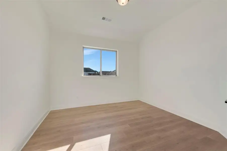 Spacious, unfurnished interior of a new home in Creekshaw – Classic, Royse City (Image 32).