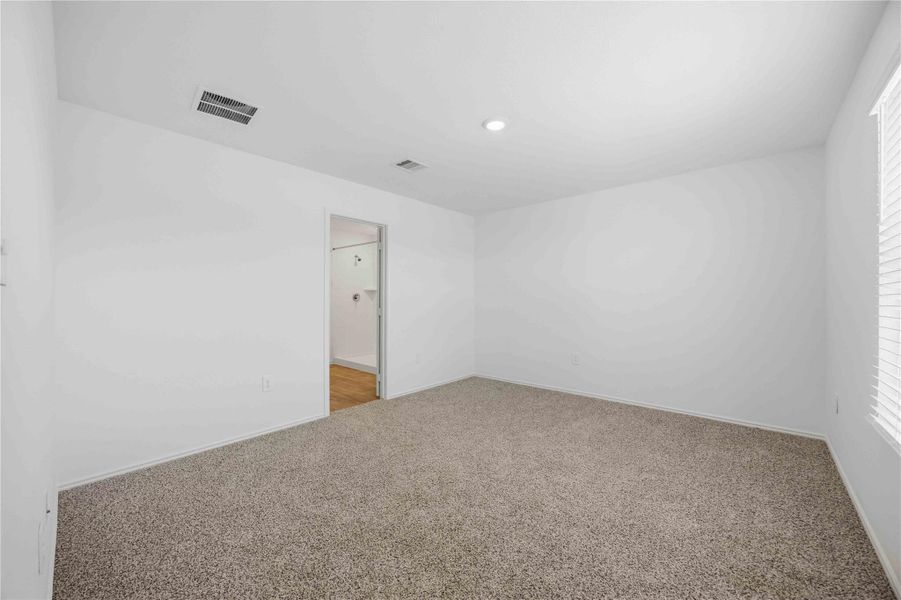 Spacious, unfurnished interior of a new home in Garver Heights, Houston (Image 10).