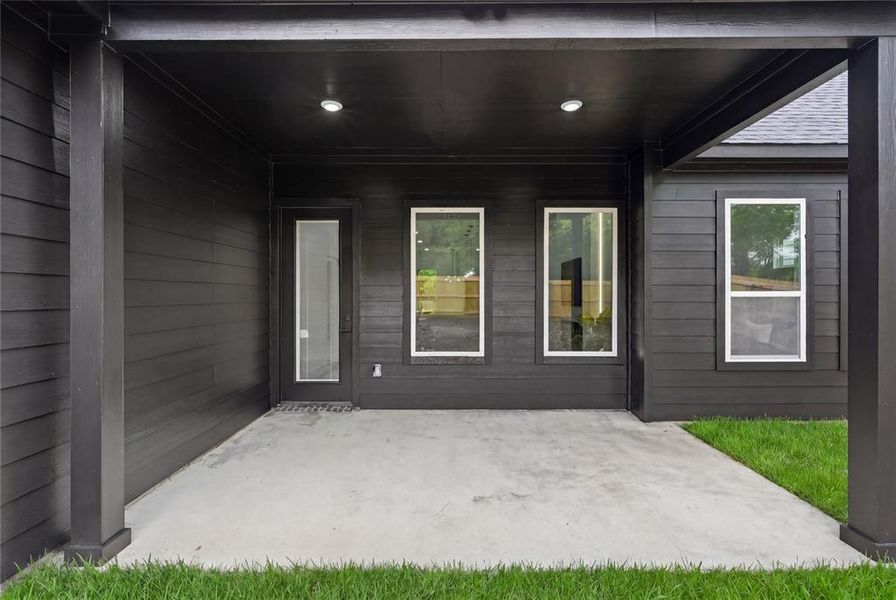 Exterior details and patio area of a home in , Dallas (Image 4).