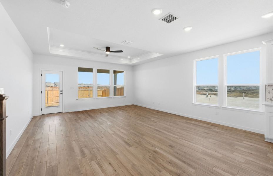 Spacious, unfurnished interior of a new home in Sunfield, Buda (Image 49).