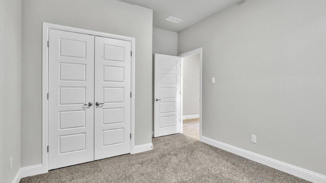 Spacious, unfurnished interior of a new home in Eagle Creek, Denton (Image 23).