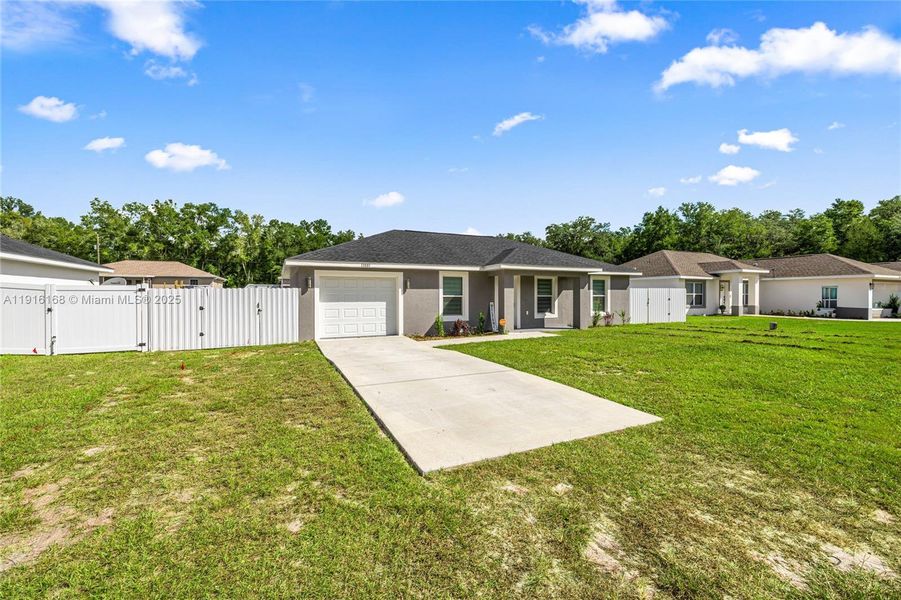 Exterior details and patio area of a home in , Dunnellon (Image 2).