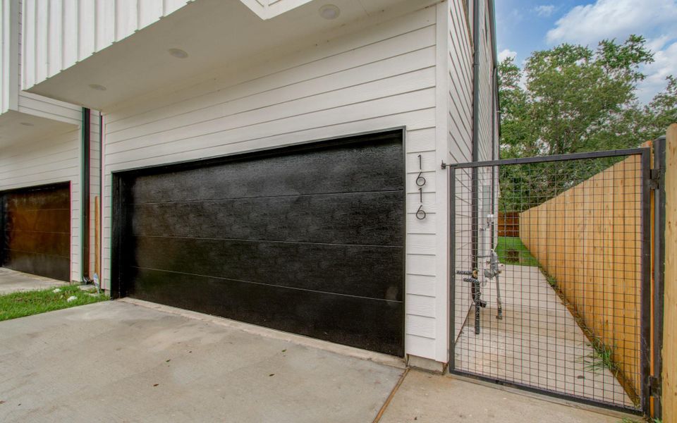 Exterior details and patio area of a home in Benson Street Court, Houston (Image 25).