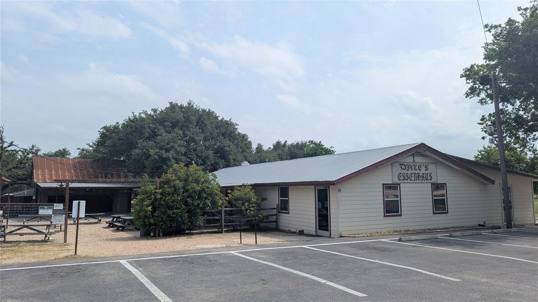 Less than 2 minutes from great food, cold beer, and live music Less than 2 minutes from great food, cold beer, and live music