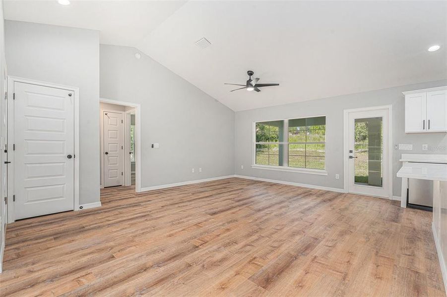 Spacious, unfurnished interior of a new home in , Citrus Springs (Image 25).