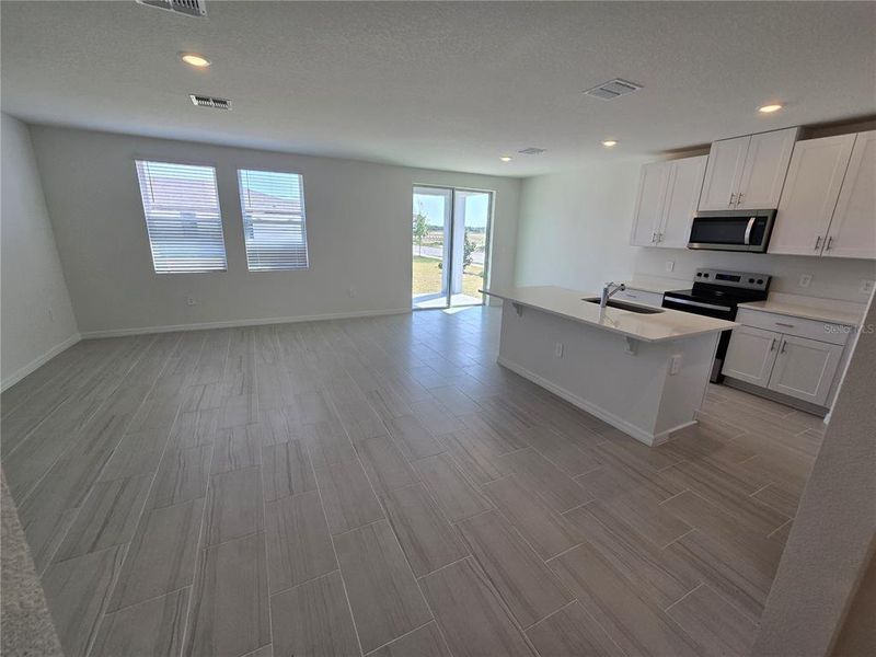 Spacious, unfurnished interior of a new home in Magnolia Bay - Classic Series, Nokomis (Image 9).