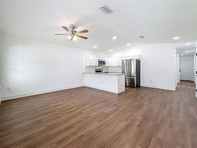 Spacious, unfurnished interior of a new home in , Weeki Wachee (Image 23).