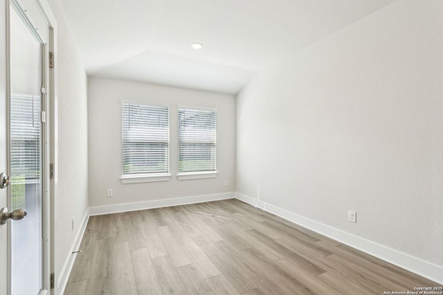 Spacious, unfurnished interior of a new home in Comanche Ridge, San Antonio (Image 18).