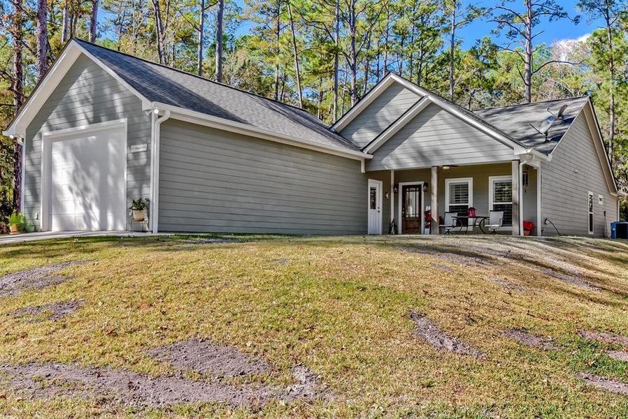 Exterior details and patio area of a home in , Brookeland (Image 28).