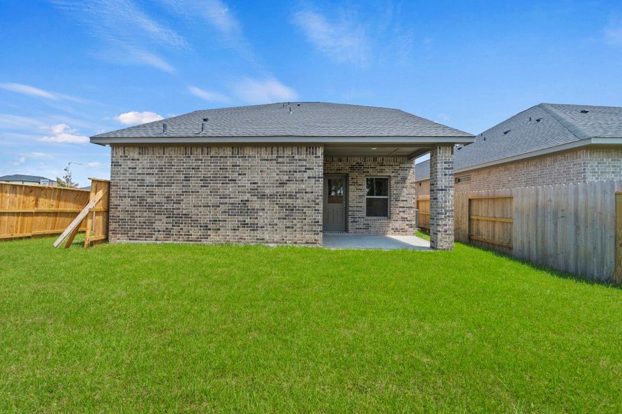 Exterior details and patio area of a home in Laurel Landing, Alvin (Image 4).