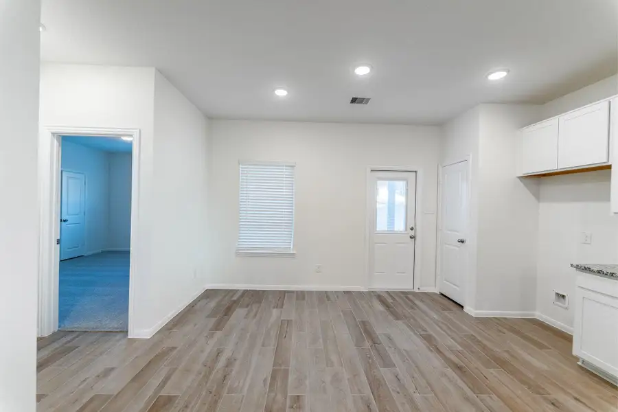 Spacious, unfurnished interior of a new home in Cielo, Conroe (Image 6).