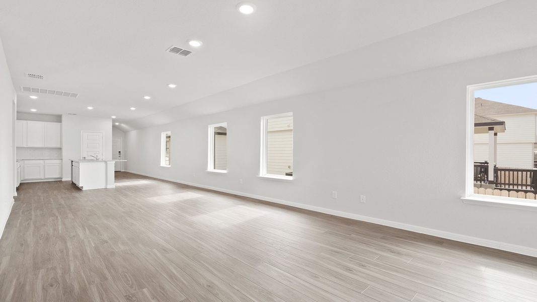 Spacious, unfurnished interior of a new home in Hunters Ranch, San Antonio (Image 13).
