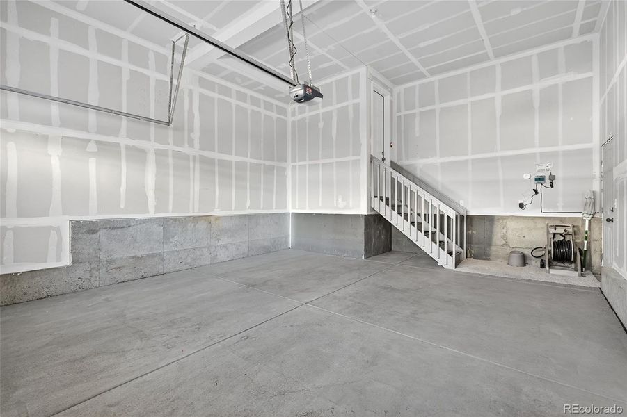 Spacious, unfurnished interior of a new home in , Aurora (Image 22).