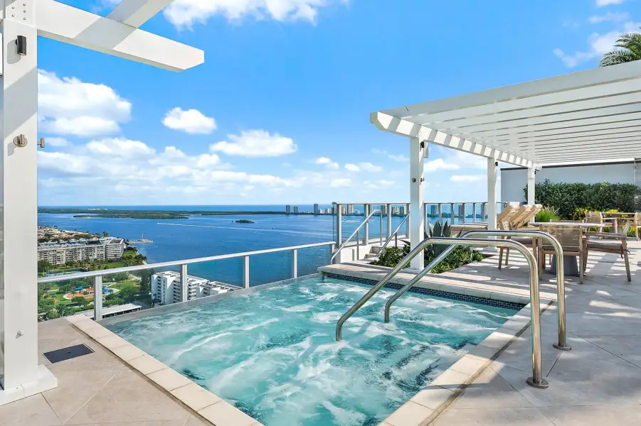 Rooftop Spa/Jacuzzi Rooftop Spa/Jacuzzi
