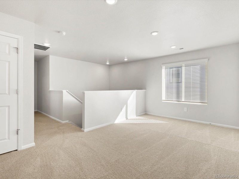 Spacious, unfurnished interior of a new home in Lake Bluff, Greeley (Image 18).