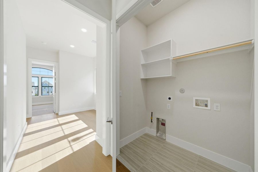 Spacious, unfurnished interior of a new home in Spring Valley Creek, Houston (Image 16).