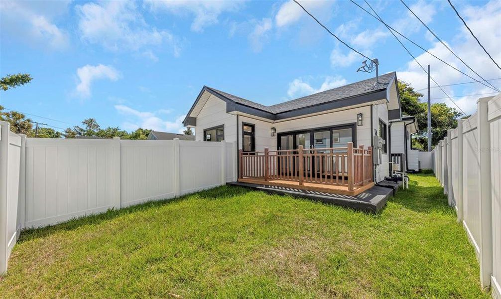Exterior details and patio area of a home in , St. Petersburg (Image 45).