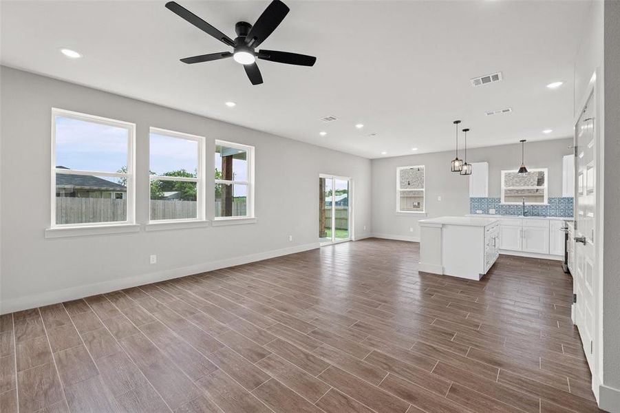 Spacious, unfurnished interior of a new home in , Granbury (Image 15).