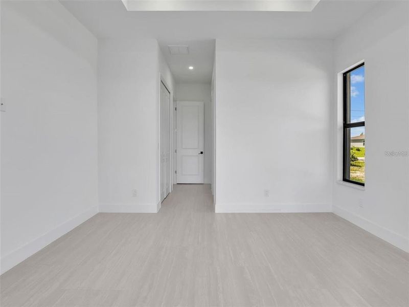 Spacious, unfurnished interior of a new home in , Cape Coral (Image 18).