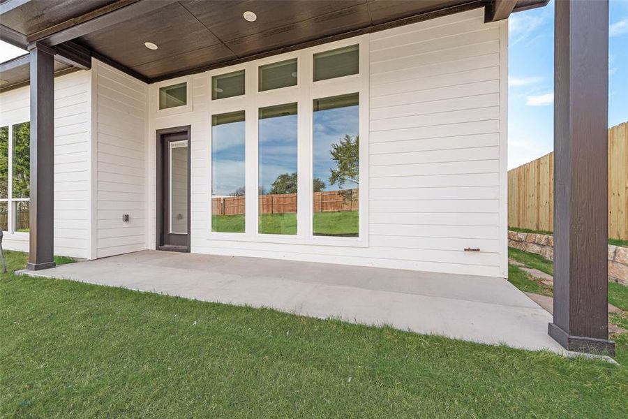 Exterior details and patio area of a home in , Dallas (Image 3).
