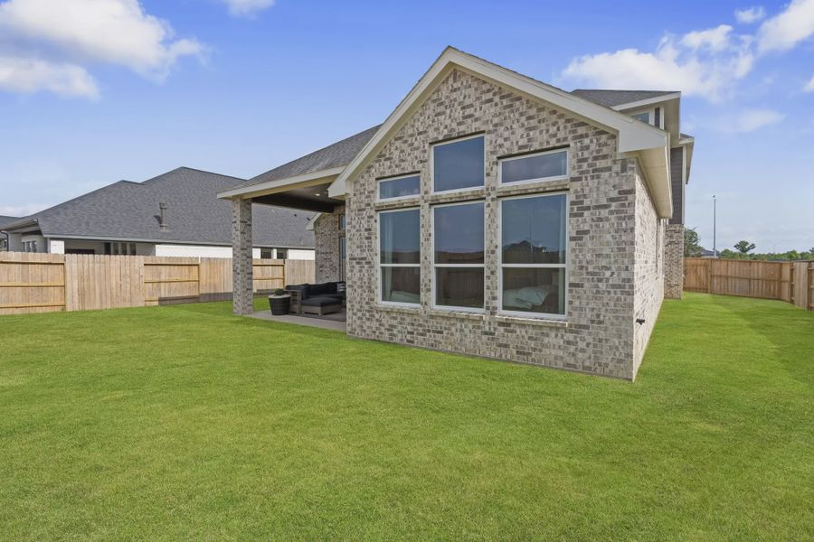 Exterior details and patio area of a home in Meridiana 50's and 60's, Manvel (Image 25).