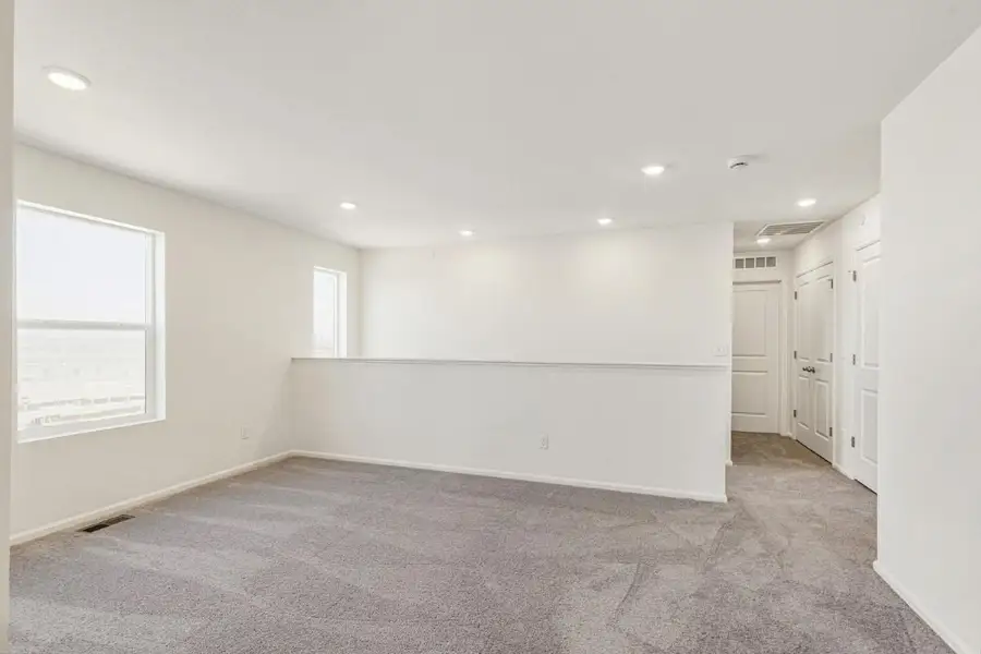 Spacious, unfurnished interior of a new home in Turnberry Villas, Commerce City (Image 7).