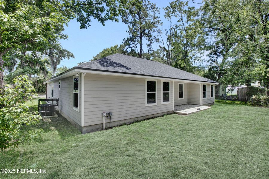 Exterior details and patio area of a home in , Jacksonville (Image 2).
