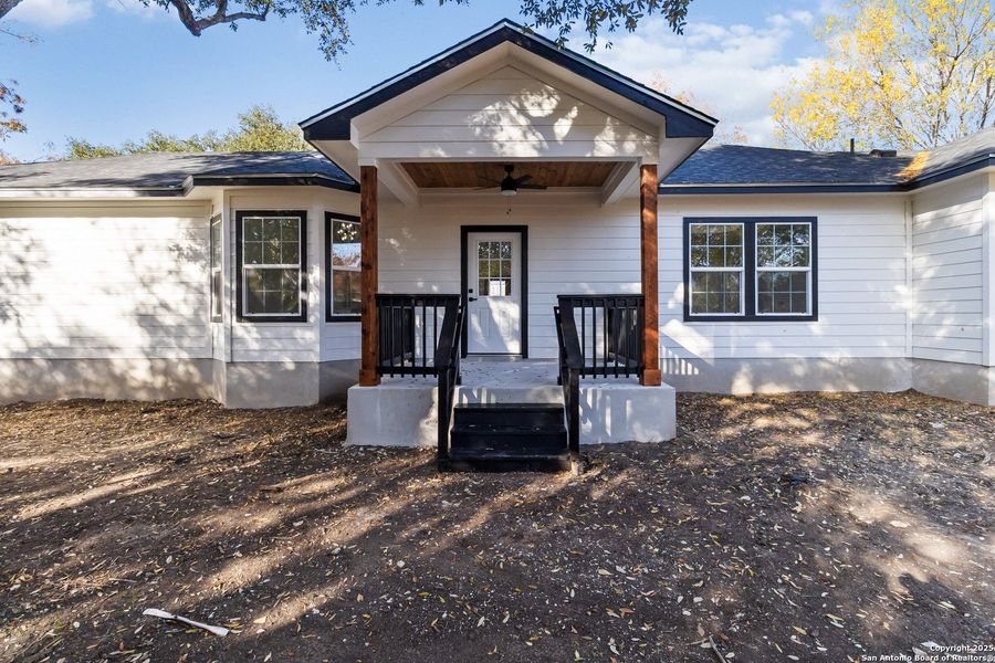 Exterior details and patio area of a home in , San Antonio (Image 4).
